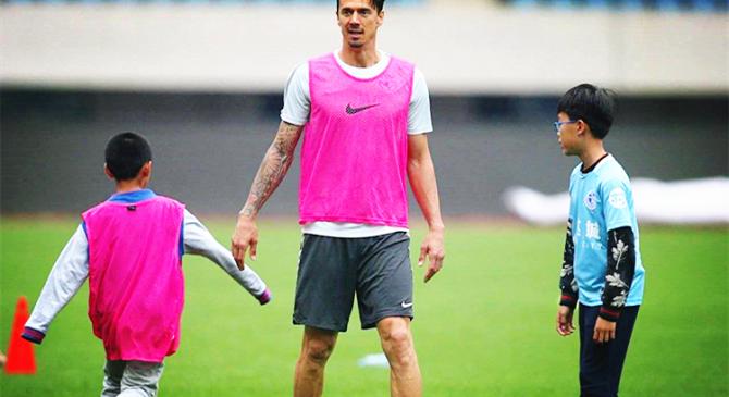 xingkong sports-纽卡斯尔训练开放日，集结日防线松动引欢呼，法甲在即，阵容厚度经受考验的简单介绍-xingkong sports